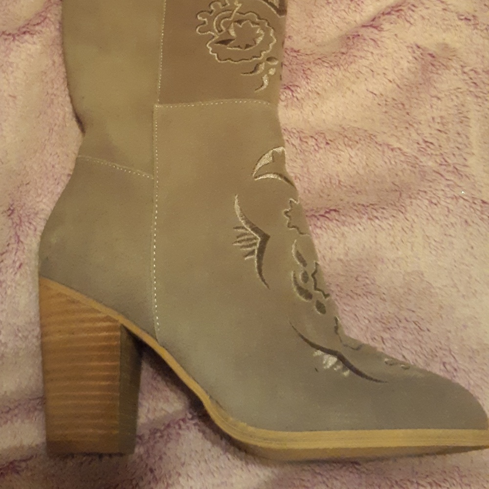 Sbicca tall embroidered boot. Grey boot size 8.5